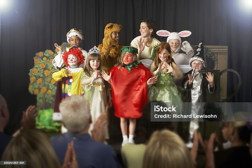 Crianças (4-9) vestindo a costumes e professor no palco - Royalty-free Atuação Foto de stock