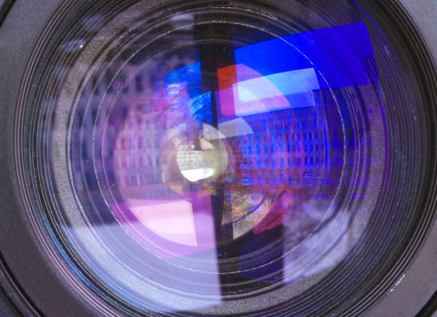 HORIZONTAL IMAGE. WOMEN'S SELF PORTRAIT WITH A REFLEX CHAMBER, WOMAN'S HANDS HANDLING THE ZOOM, FACE BEHIND THE CAMERA, TAKE A PHOTOGRAPH THROUGH A ROUND MIRROR WITH A BRONZE FRAME IN THE SUN. IMAGE OF AIR RETRO, VINTAGE, NOSTALGIA.