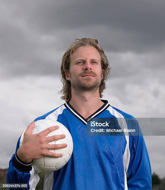 Junge Männliche Fußballer Halte Den Ball Zur Brust Nahaufnahme Stockfoto und mehr Bilder von 25-29 Jahre