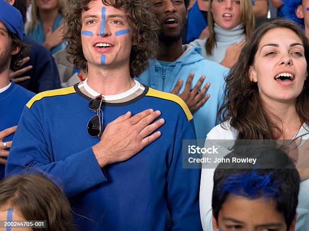 Estadio Multitud Ventiladores Canta Con Las Manos Celebrará En El Corazón Primer Plano Foto de stock y más banco de imágenes de Cantar