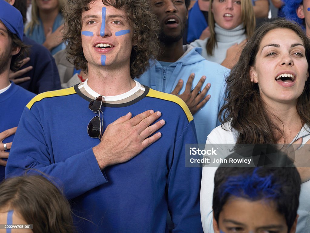 Stade de foule, les fans chanter avec les mains tenue plus de cœur, gros plan - Photo de Chanter libre de droits