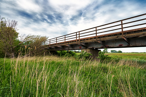 ehemalige Zugstrecke der Darßbahn in Bresewitz, kurz vor der Meiningenbrücke zur Halbinsel Fischland-Darß, Mecklenburg-Vorpommern, Deutschland