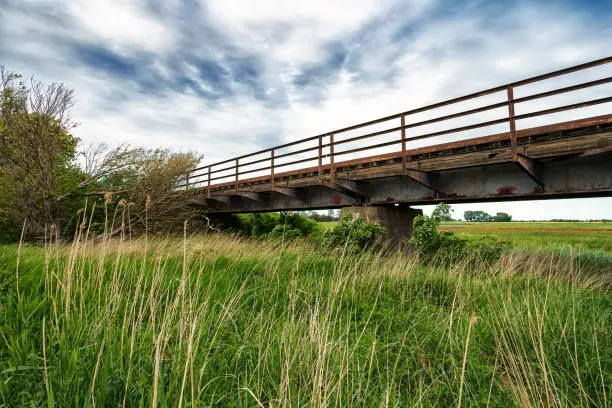 ehemalige Zugstrecke der Darßbahn in Bresewitz, kurz vor der Meiningenbrücke zur Halbinsel Fischland-Darß, Mecklenburg-Vorpommern, Deutschland