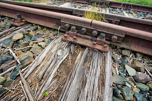 ehemalige Zugstrecke der Darßbahn in Bresewitz, kurz vor der Meiningenbrücke zur Halbinsel Fischland-Darß, Mecklenburg-Vorpommern, Deutschland