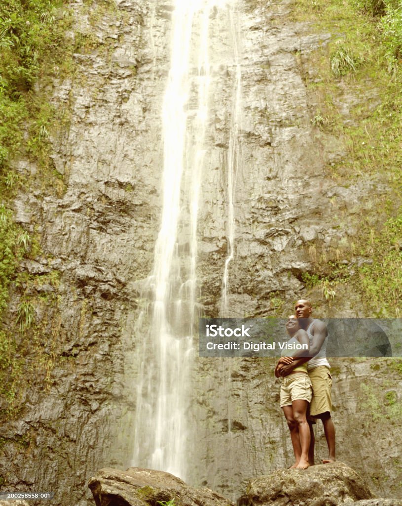 Couple embrassant et souriante en cascade - Photo de Cascade libre de droits