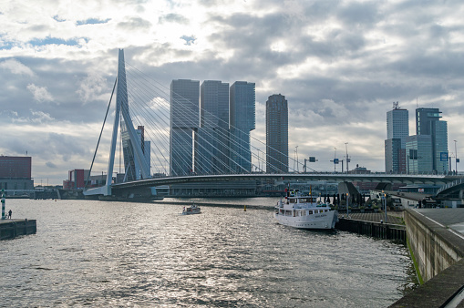 Rotterdam, Nederland - October 22, 2023: Erasmusbrug (Erasmus Bridge).