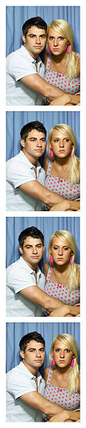 young couple in photo booth, portrait - námluvy romantická aktivita fotky - stock snímky, obrázky a fotky