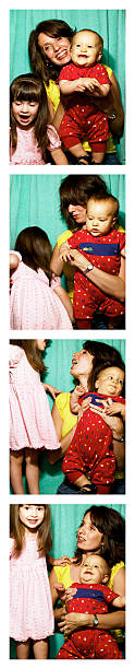 madre con hijos (1-3) en cabina de fotos - photo booth fotografías e imágenes de stock