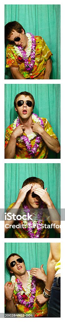 Young man wearing camisa hawaiana y leis en cabina de fotos - Foto de stock de Foto tamaño pasaporte libre de derechos