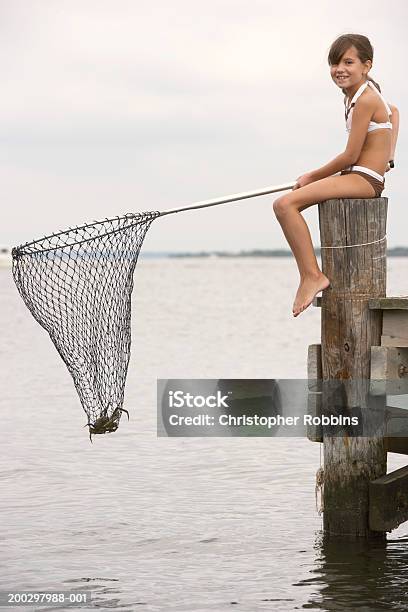 Girl 桟橋上の保持ジョンフィッシングネットのカニ - カニのストックフォトや画像を多数ご用意 - カニ, 釣りをする, 魚釣り網