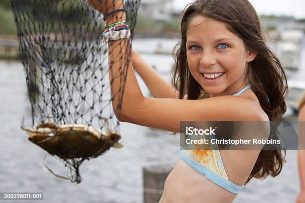 Girl Holding Red De Pesca Que Contiene El Cangrejo Primer Plano Puerto Foto de stock y más banco de imágenes de 10-11 años