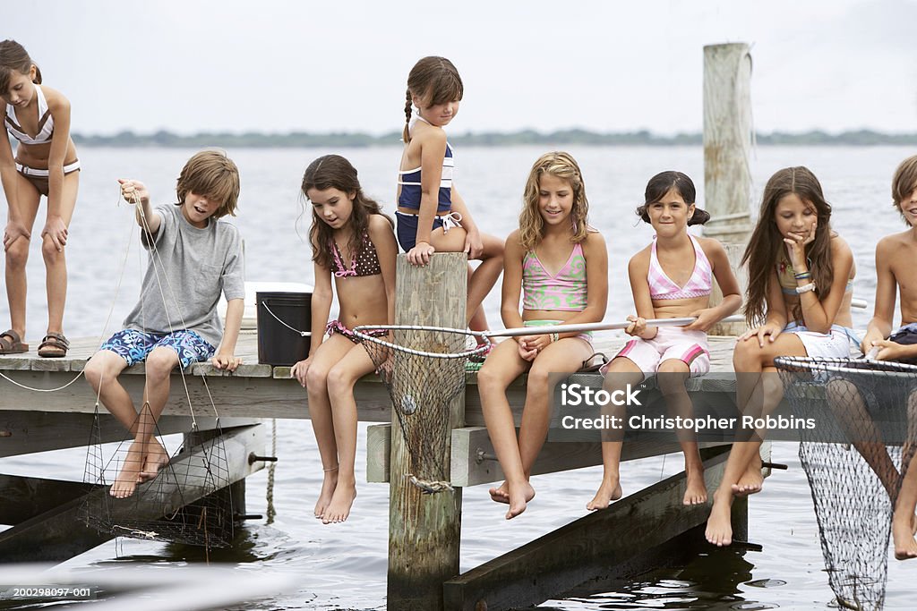 Grupo de niños (5 a) la pesca en Embarcadero (compuesto Digital - Foto de stock de Espolón - Muro de contención libre de derechos