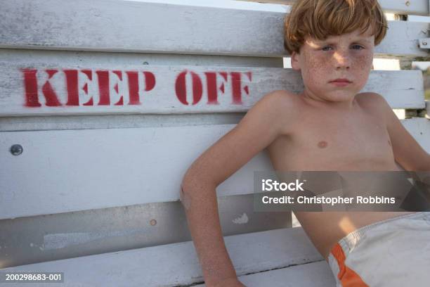 Jungen Sitzt Auf Life Guardplattform Nahaufnahme Porträt Stockfoto und mehr Bilder von Sommersprosse