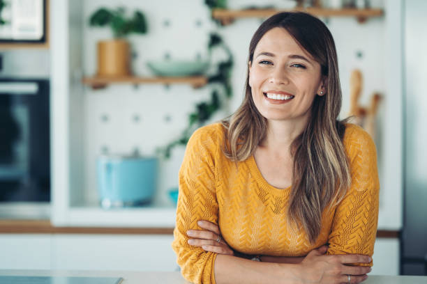 smiling young woman - 30 34 jahre stock-fotos und bilder