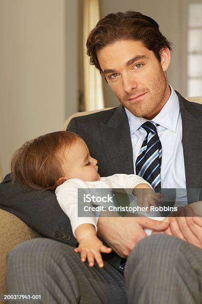 を父と娘15 18 ヶ月ポートレート - 男性のストックフォトや画像を多数ご用意 - 男性, 赤ちゃん, 横たわる