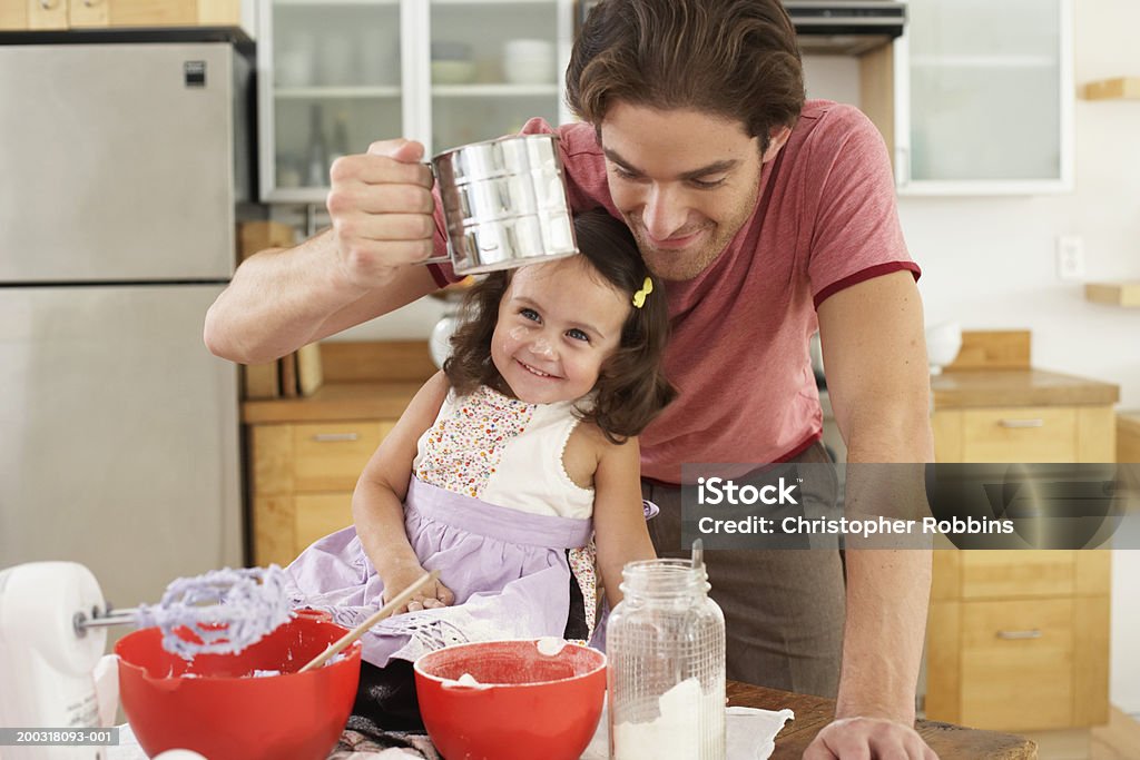 Pai e filha (2-4) assados, pai sifting farinha, sorrindo - Foto de stock de 2-3 Anos royalty-free