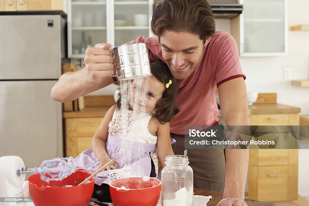 Ojciec i córka do pieczenia (2-4), ojciec Przesiewać mąki, Uśmiechać się - Zbiór zdjęć royalty-free (Mąka)