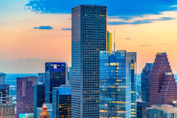 houston skyscrapers - houston texas skyline texas office building fotografías e imágenes de stock