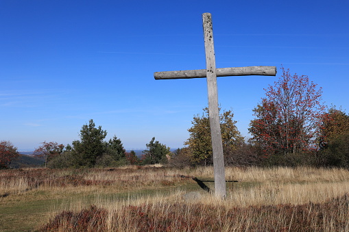 Oktober 09, 2022, Willingen: View of the summit cross on the Ettelsberg near Willingen in the Sauerland