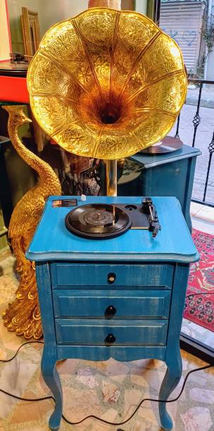 gramophone, antique - antique furniture old old fashioned imagens e fotografias de stock