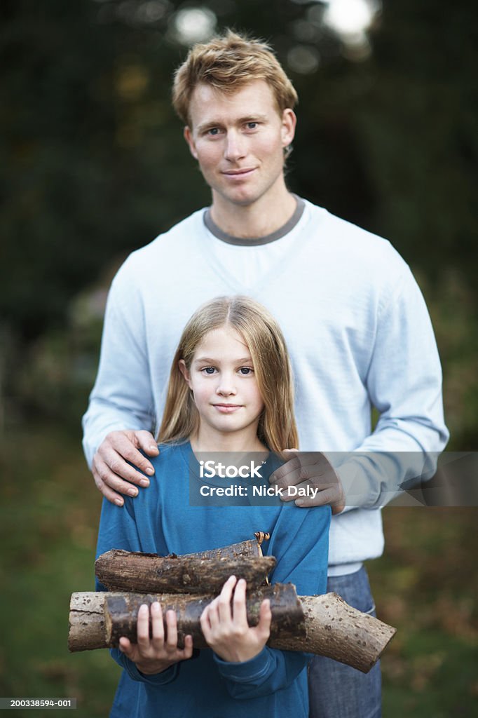 Ojciec i córka (7 – 9) gospodarstwa drewno opałowe, Portret - Zbiór zdjęć royalty-free (Drewno opałowe)