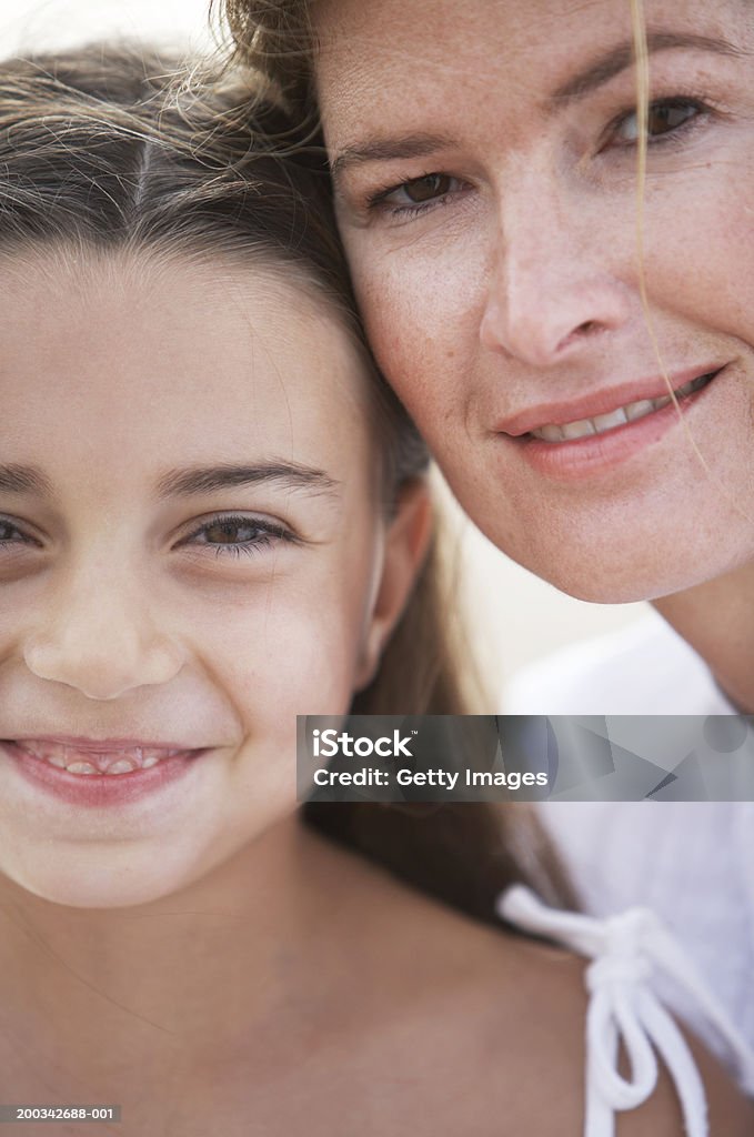 Matka i córka (6-8) głowice razem, uśmiech, Portret, clo - Zbiór zdjęć royalty-free (Dziecko)