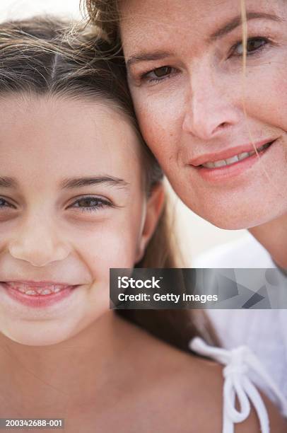 Matka I Córka Głowice Razem Uśmiech Portret Clo - zdjęcia stockowe i więcej obrazów Dziecko