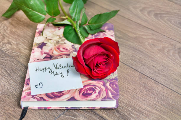 istock Red rose and happy valentine's day note 2003484559