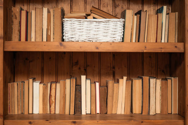bücherregal voller alter bücher welttag des buches - book titles shelf library stock-fotos und bilder