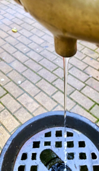 Fuente de agua dejando salir un chorro de agua fresca y limpia. Ideal para saciar la sed
