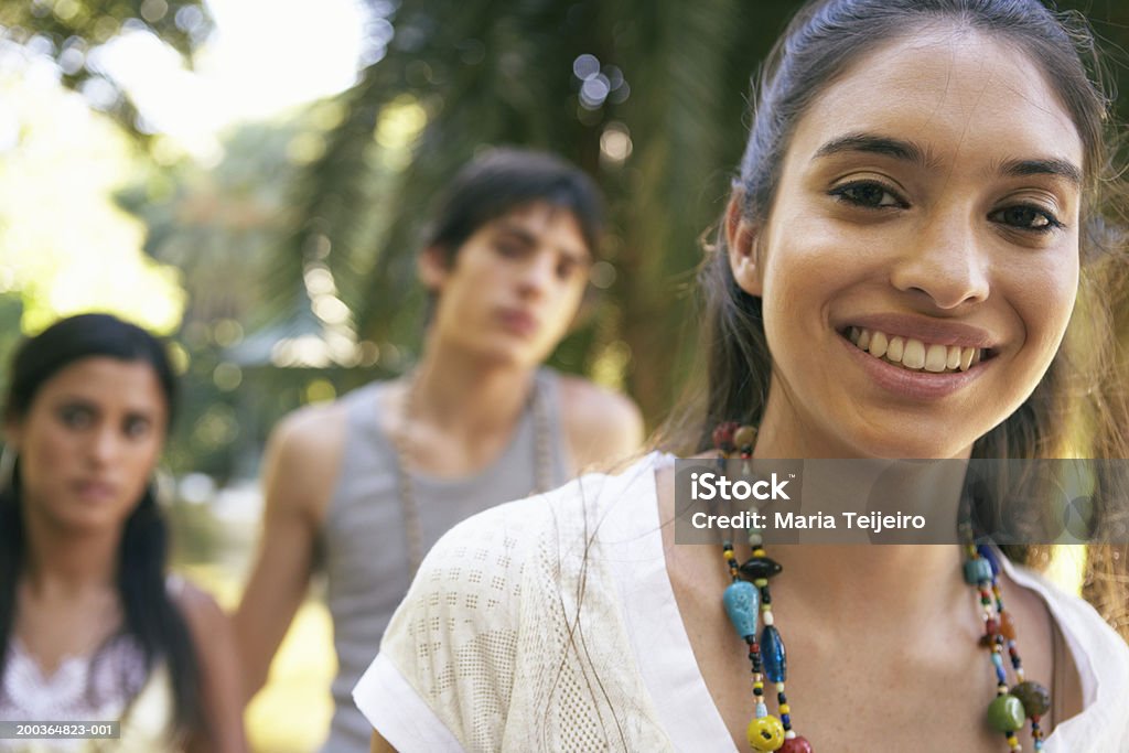 Junge Frau lächelnd, Porträt, Teenagerpaar (16 bis 18) backgro - Lizenzfrei Teenager-Alter Stock-Foto