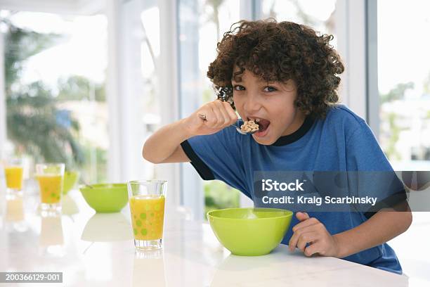 남자아이 표 식사 시리얼 인물 사진 8-9 살에 대한 스톡 사진 및 기타 이미지 - 8-9 살, 아침식사 시리얼, 10-11세