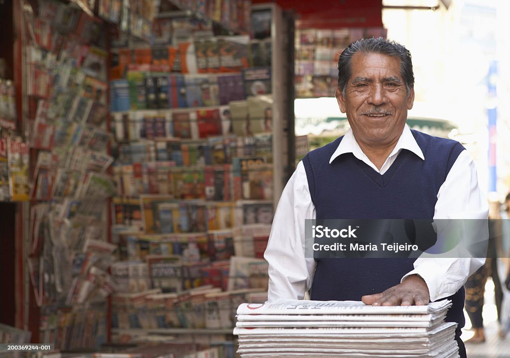 Homem sênior na banca de jornais em street, sorriso, retrato - Foto de stock de Latino-americano royalty-free