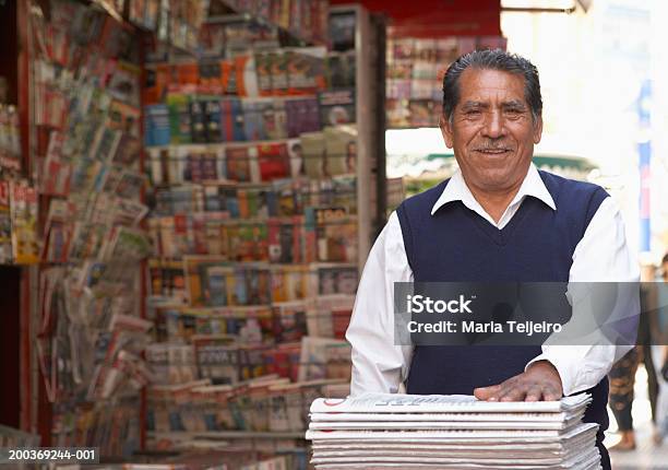 Foto de Homem Sênior Na Banca De Jornais Em Street Sorriso Retrato e mais fotos de stock de Latino-americano