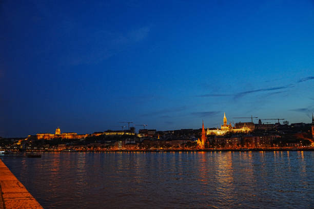 night view of budapest - danube river chain bridge budapest hungary imagens e fotografias de stock