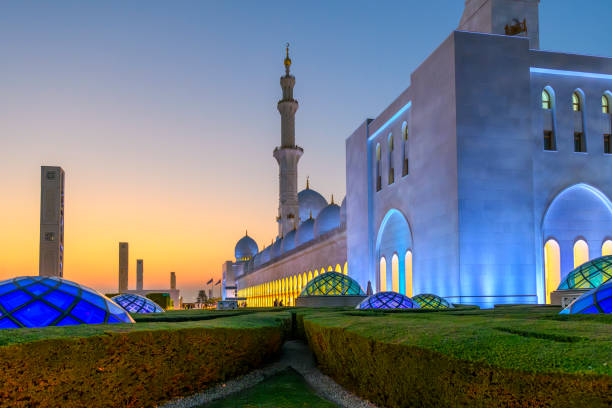 아랍 에미리트 아부다비에서 uae에서 가장 큰 모스크인 셰이크 자이드 그랜드 모스크(sheikh zayed grand mosque)가 황혼의 푸른 시간에 불을 밝혔습니다. - minaret international landmark national landmark sheikh zayed mosque 뉴스 사진 이미지