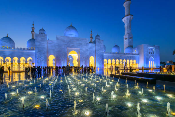 the sheikh zayed grand mosque, the largest mosque in the uae, illuminated at twilight blue hour in abu dhabi, united arab emirates. - minaret international landmark national landmark sheikh zayed mosque 뉴스 사진 이미지