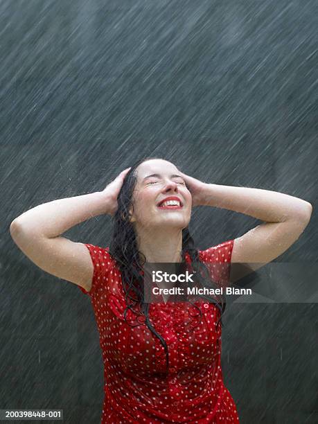 Młody Kaukaski Brunette Kobieta Krzywa W Deszczu Ręce Na Głowie - zdjęcia stockowe i więcej obrazów Deszcz