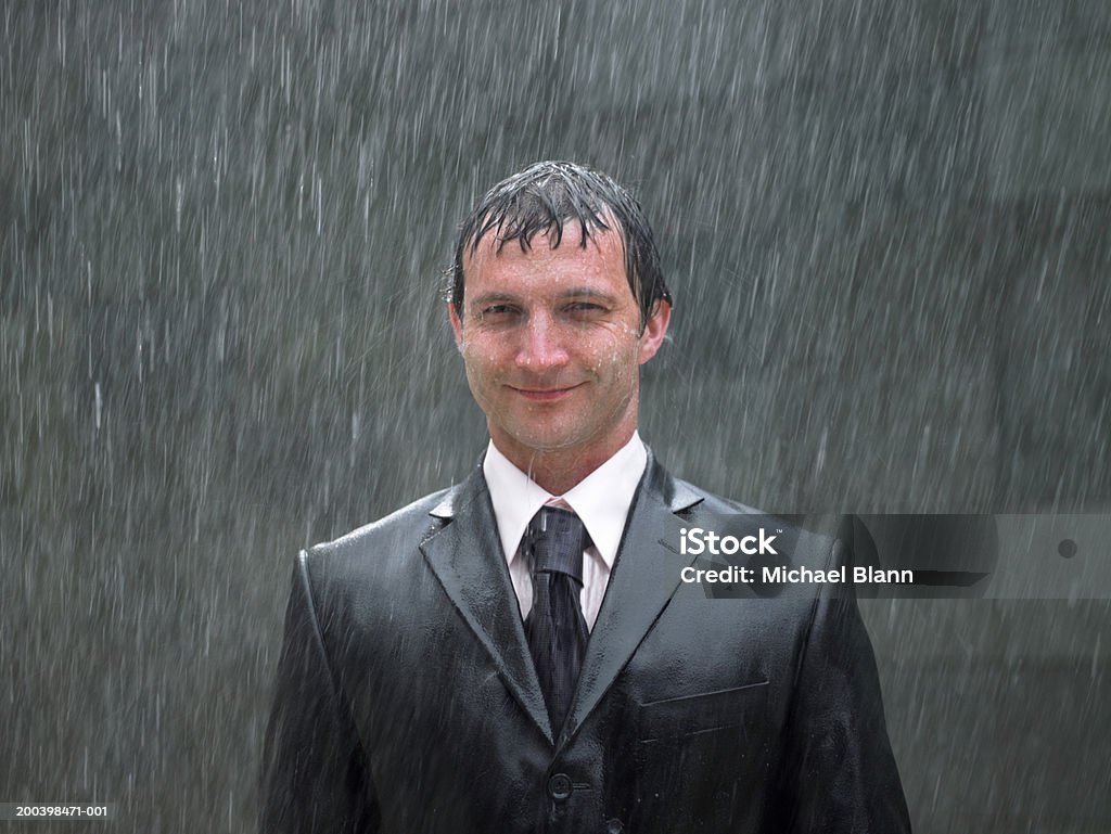 Empresário em pé de chuva, sorridente, Retrato de close-up - Royalty-free Chuva Foto de stock