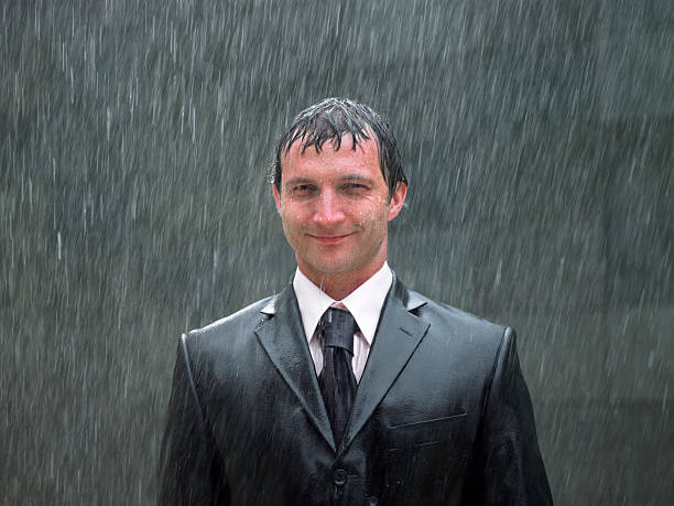 empresário em pé de chuva, sorridente, retrato de close-up - rain drenched men wet imagens e fotografias de stock