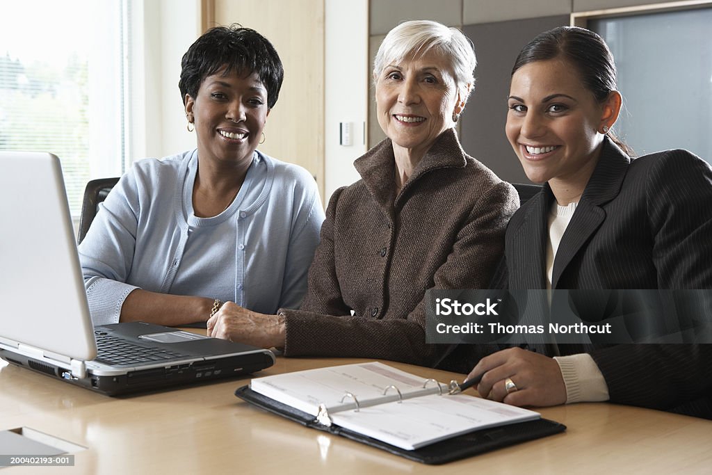 3 businesswomen 휴식 나란히 있는 회의실, 인물 사진 - 로열티 프리 3 명 스톡 사진