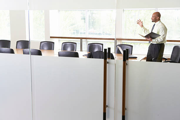 homme d'affaires s'entraîner la présentation en salle de conseil, vue latérale - sentraîner photos et images de collection