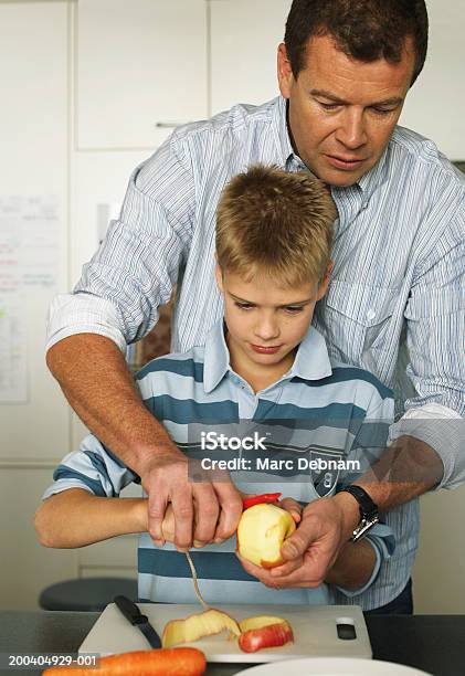 父と息子のサポート10 12 日リンゴの皮 - リンゴのストックフォトや画像を多数ご用意 - リンゴ, 皮をむく, 皮むき器