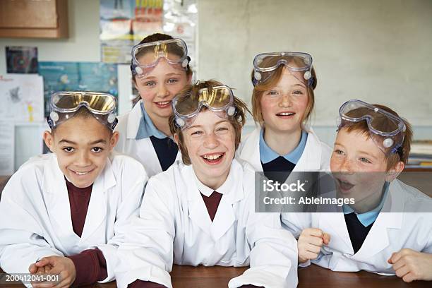 Alumnos En Clase De Ciencias Sonriendo Retrato Foto de stock y más banco de imágenes de Niño