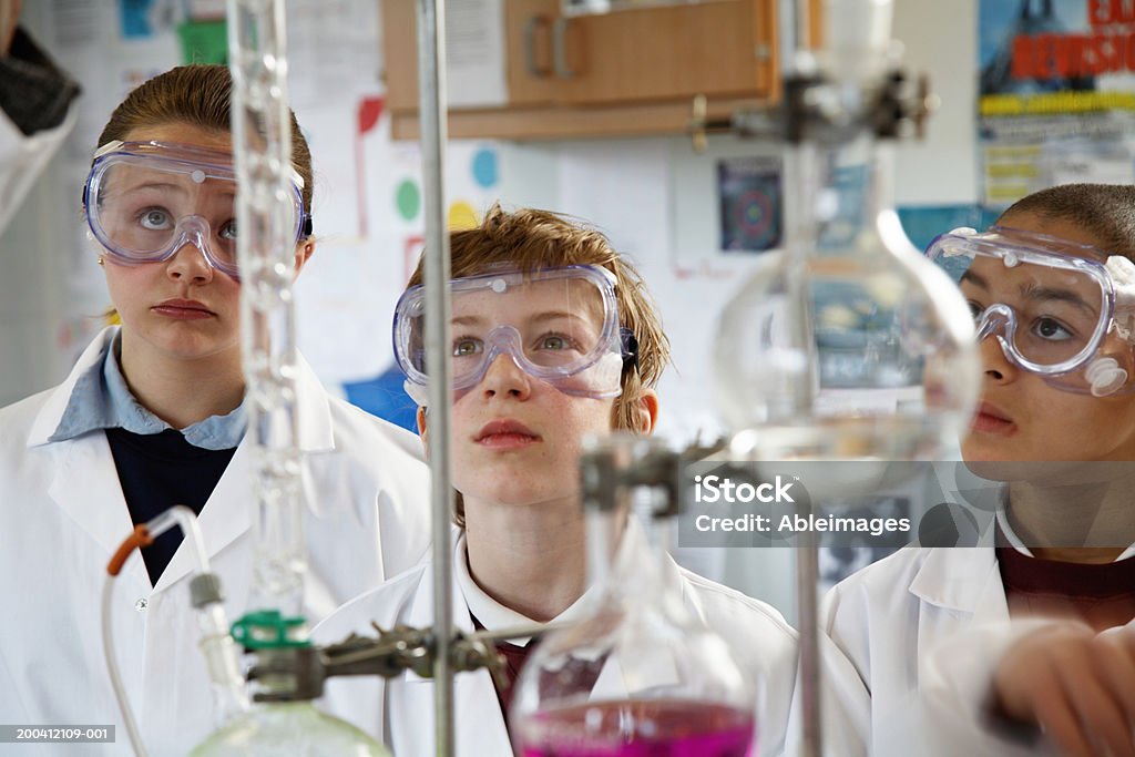 Schulkind-Nur Mädchen und zwei Schuljungen erschüttert (11. - 13.) performing science experim - Lizenzfrei Menschengruppe Stock-Foto