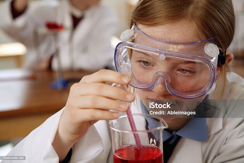 Girl (11-13) con una pipeta en la ciencia clase, primer plano - Foto de stock de 10-11 años libre de derechos