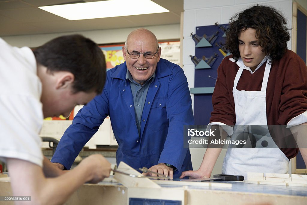 Sênior masculino professor com os alunos (14 a 16) em Classe, smi madeira - Foto de stock de Professor royalty-free