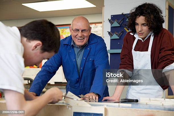 Foto de Sênior Masculino Professor Com Os Alunos Em Classe Smi Madeira e mais fotos de stock de Professor