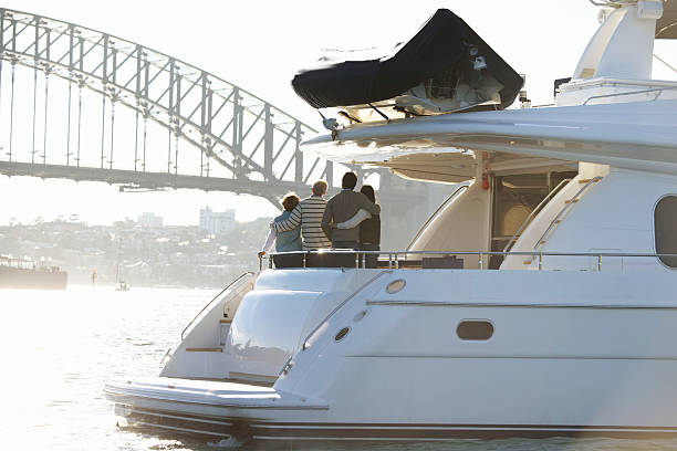 senior und ältere paare am heck des yacht, rückansicht - rushcutters bay stock-fotos und bilder