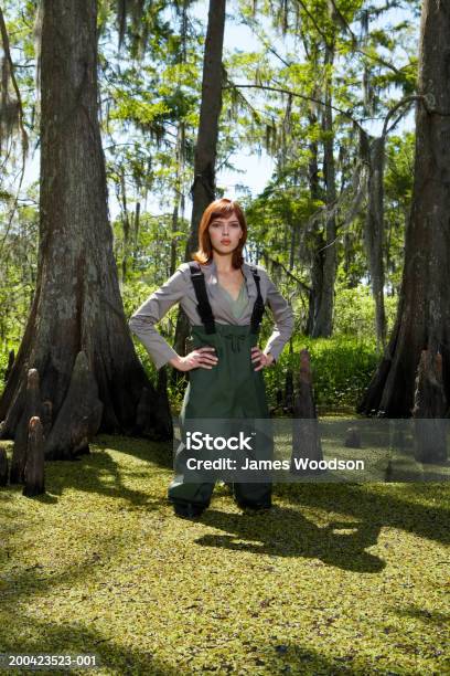 Mujer De Negocios De Pie En Pantano Con Versátiles Retrato De Moda Foto de stock y más banco de imágenes de Pantano - Zona húmeda